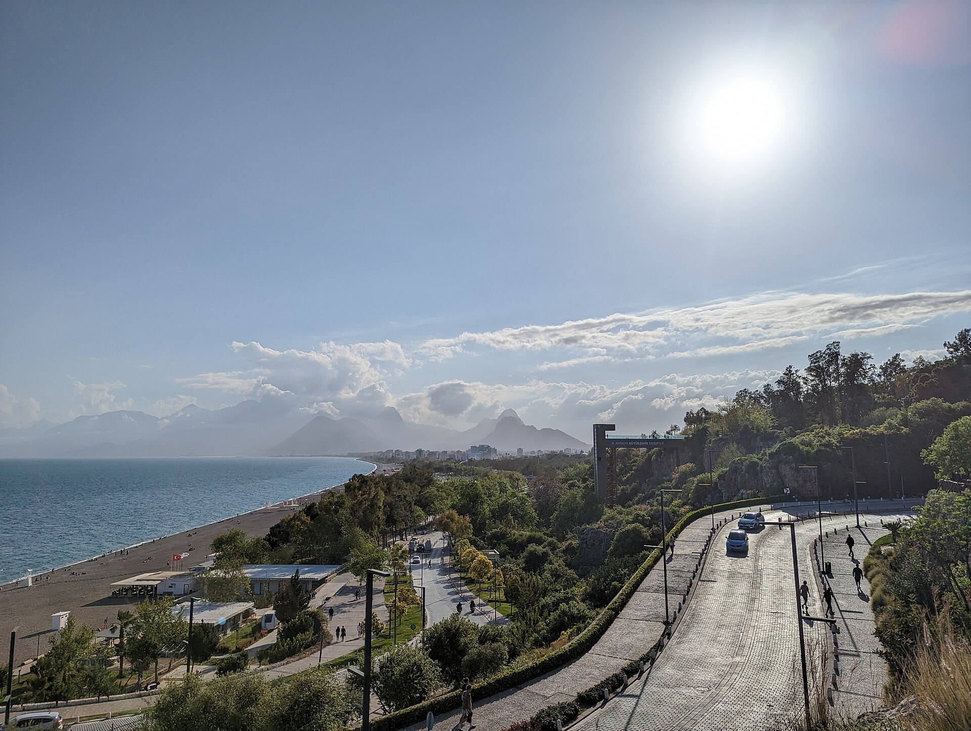 Konyaaltıstranden och Beydağlarıbergen sett från ovan