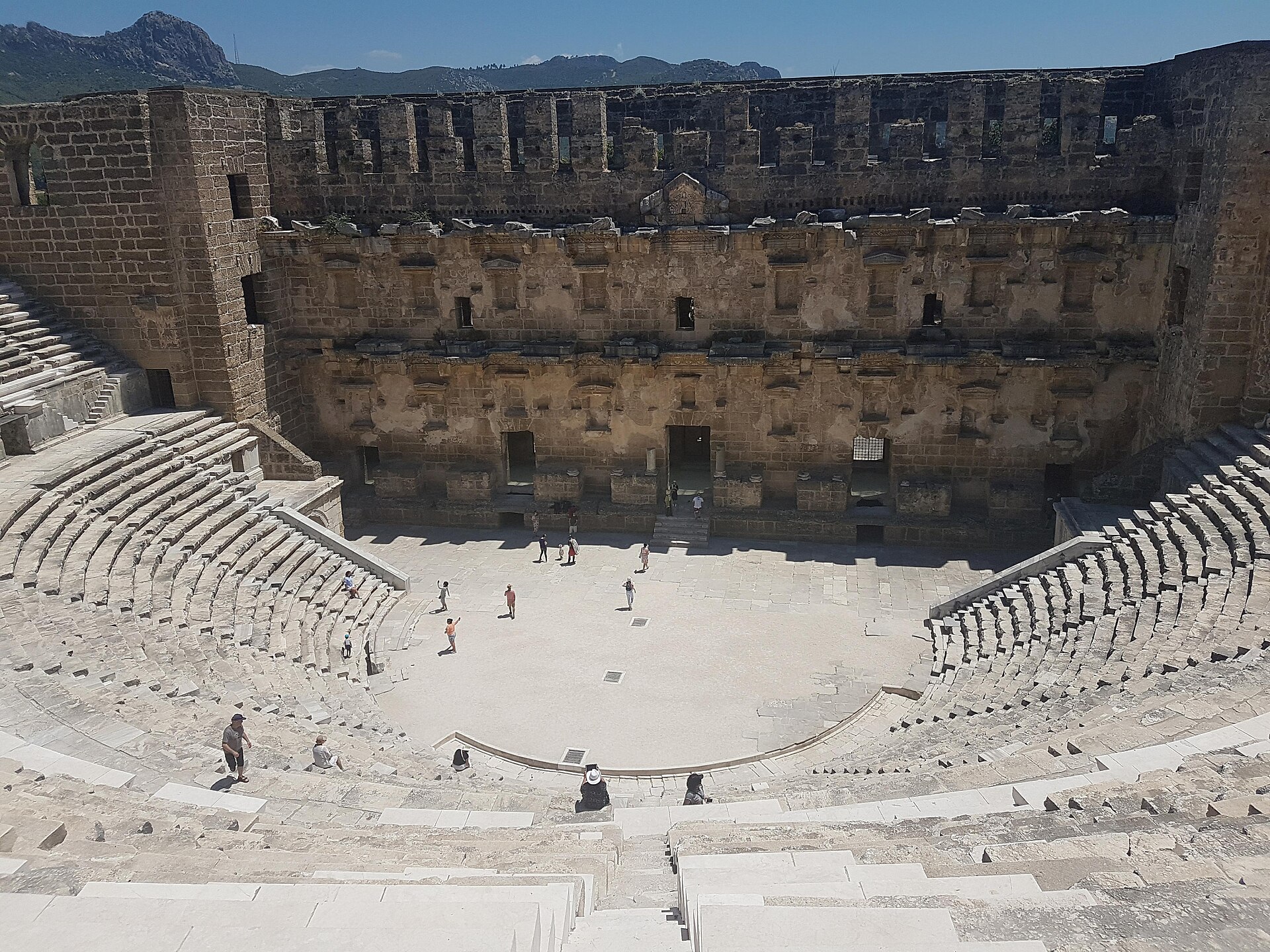 Läktaren och scenbyggnaden i teatern i Aspendos