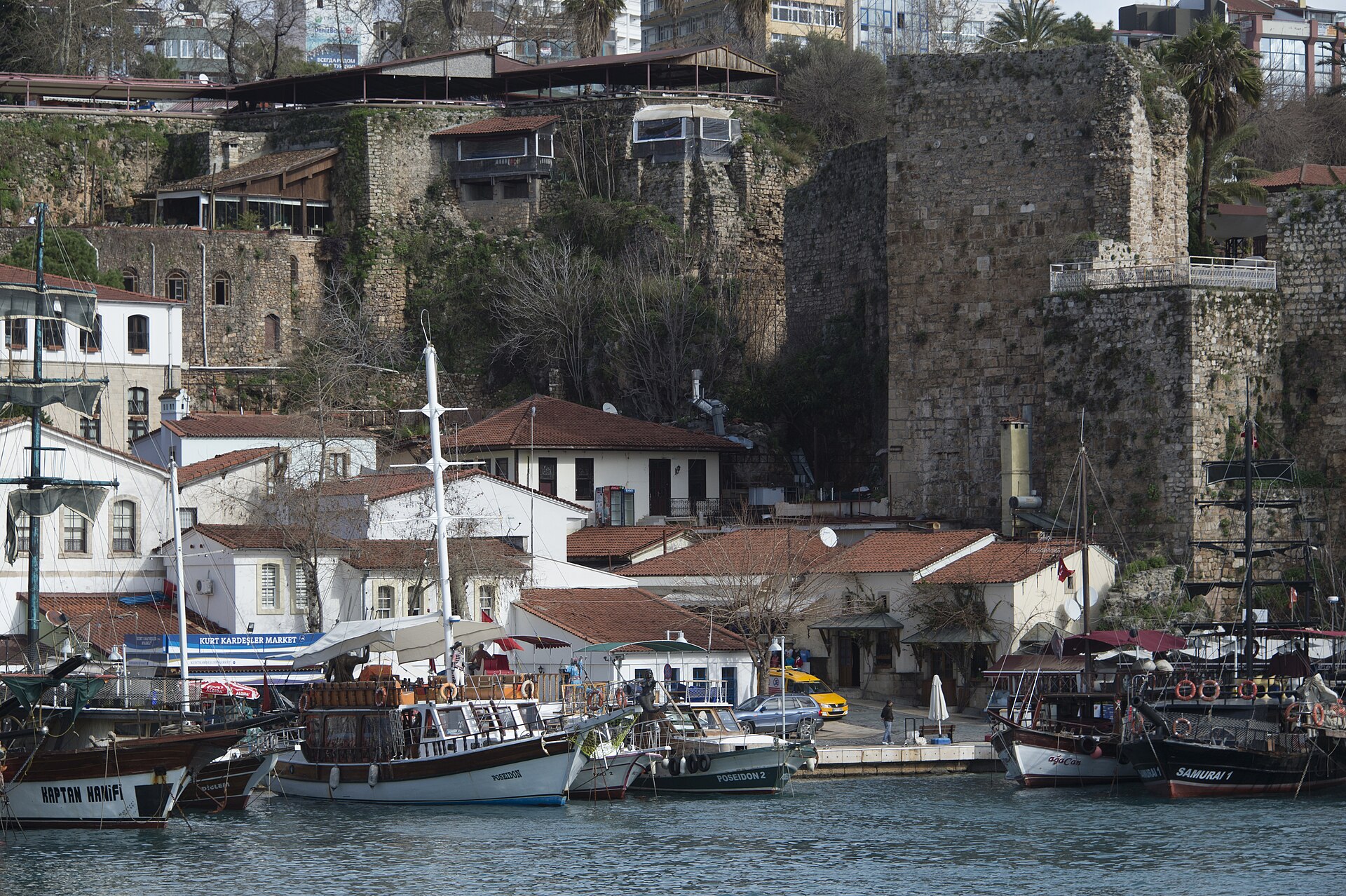 Hus och murar i Kaleiçi ovanför gamla hamnen i Antalya